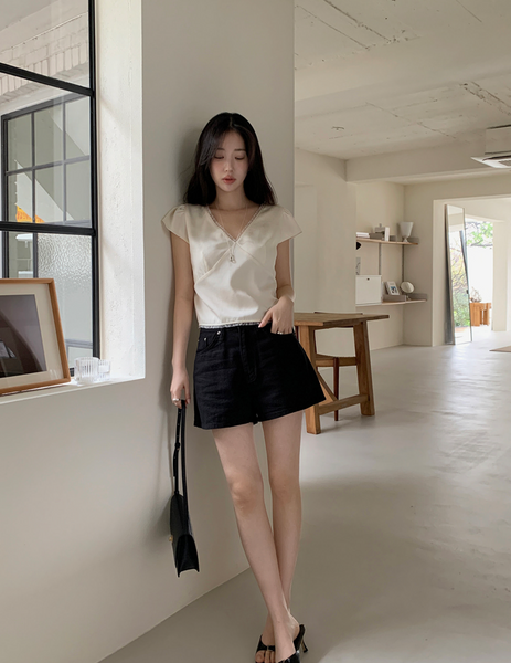 [ADDMORE] Glow Chiffon Lace Crop Blouse