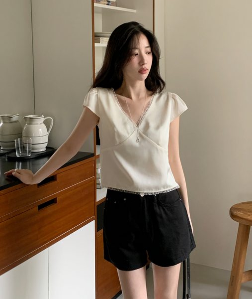 [ADDMORE] Glow Chiffon Lace Crop Blouse