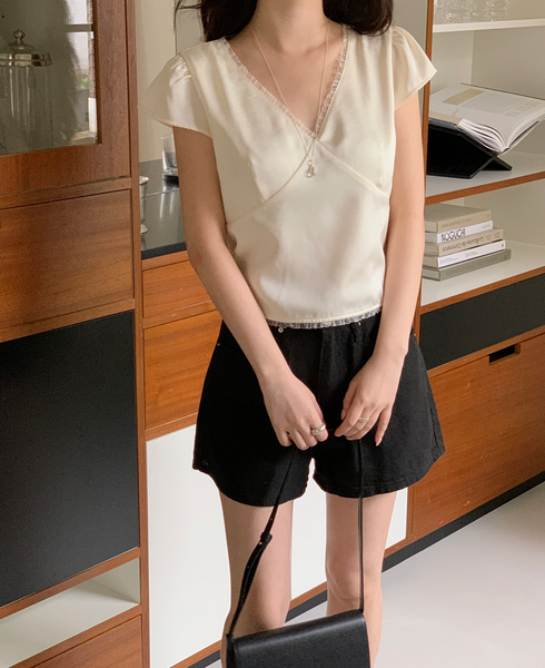 [ADDMORE] Glow Chiffon Lace Crop Blouse