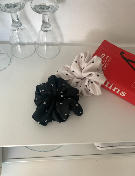 [moat] Flower Dot Scrunchy