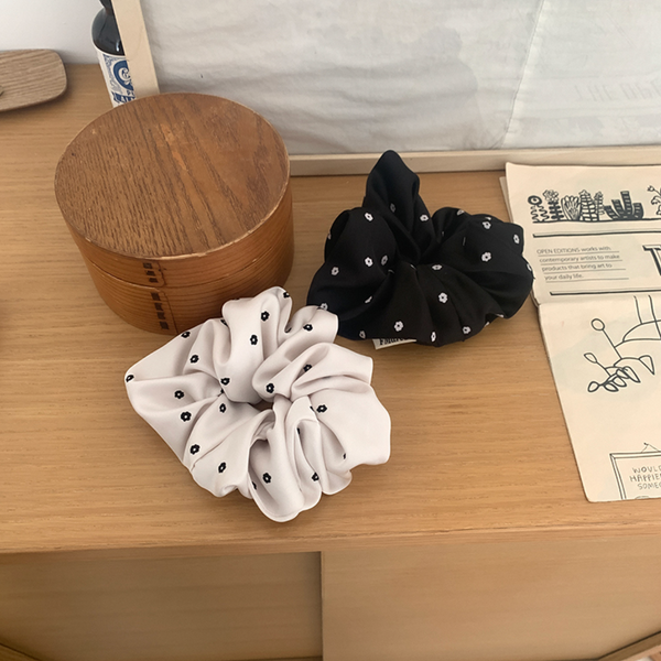 [moat] Flower Dot Scrunchy