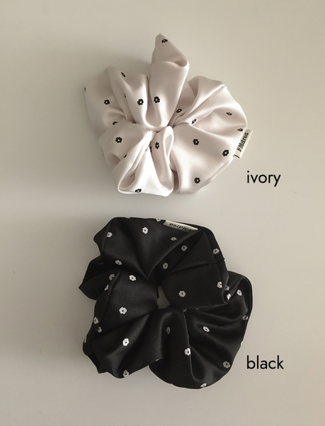[moat] Flower Dot Scrunchy