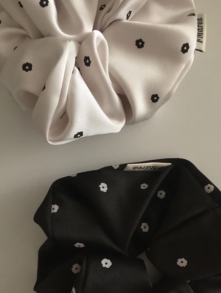 [moat] Flower Dot Scrunchy