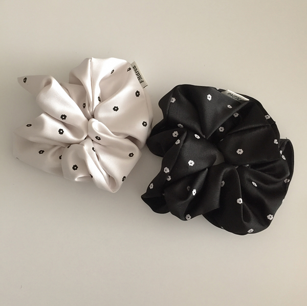 [moat] Flower Dot Scrunchy