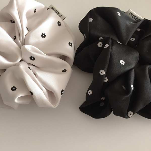 [moat] Flower Dot Scrunchy