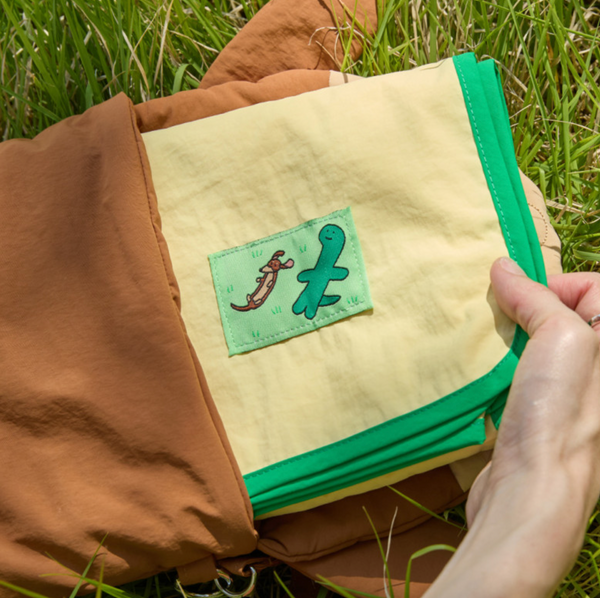 [JOGUMAN STORE] Brachio & Woody Throw Away Picnic Mat & Pouch Set