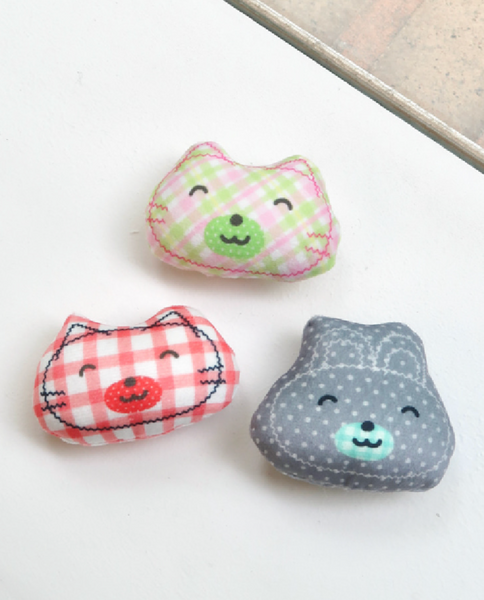 [FLUFFY BROOCH] Pink & Green Check Cat
