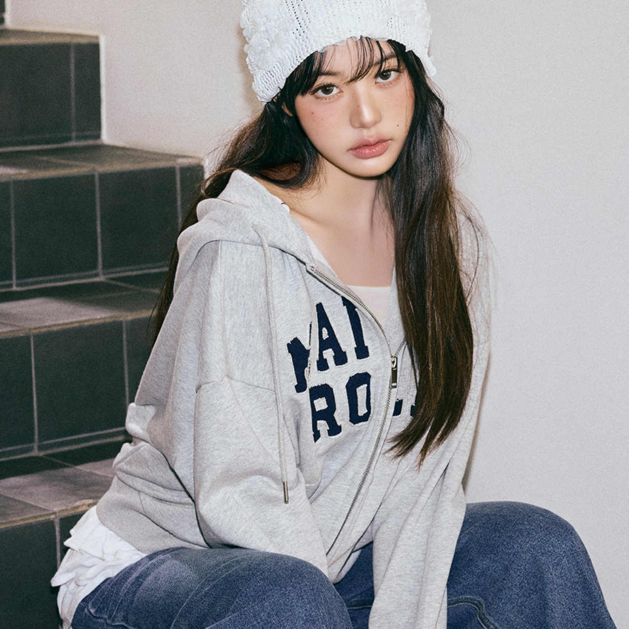 [rola rola] MAISON DE ROLA EMBROIDERY HOOD ZIP-UP GRAY