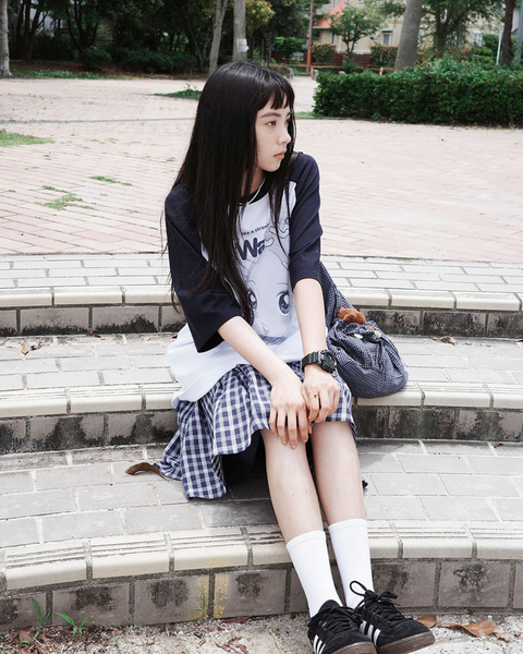 [WONDERVISITOR] KAWAii HEESU Overfit Raglan T-shirt [Navy]