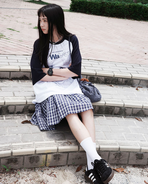 [WONDERVISITOR] KAWAii HEESU Overfit Raglan T-shirt [Navy]