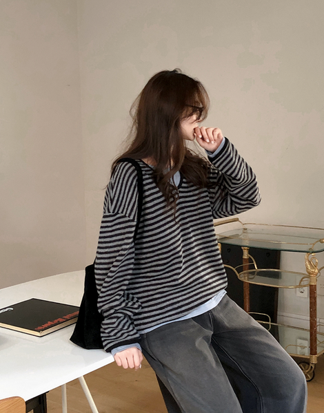 [SHOPPERLAND] Thick Stripe V-neck Napping Long-Sleeved T-shirt