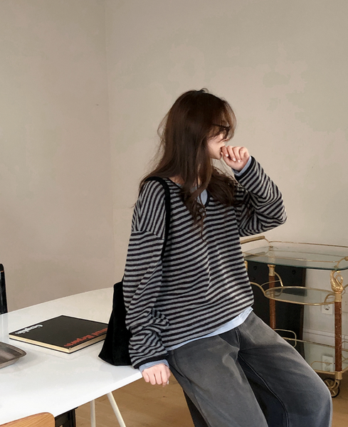 [SHOPPERLAND] Thick Stripe V-neck Napping Long-Sleeved T-shirt