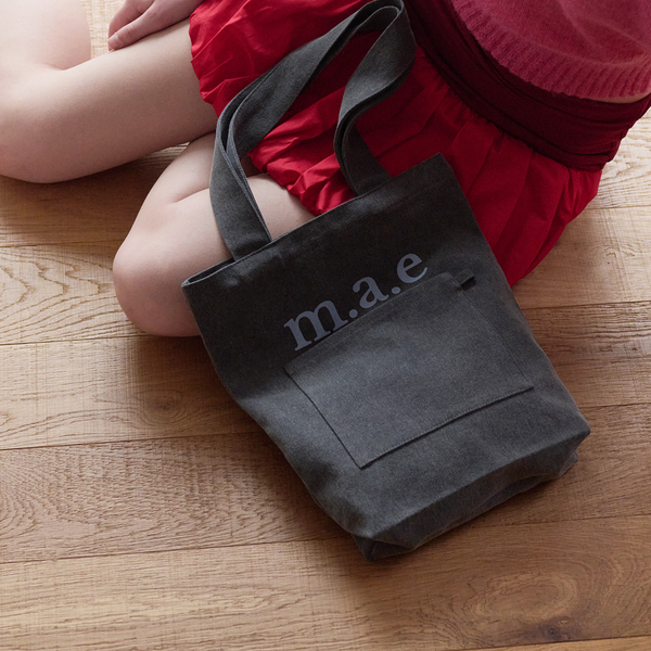 [mucu and ebony] m.a.e Our Logo Bag (Charcoal)