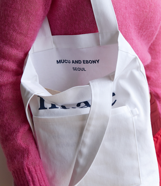 [mucu and ebony] m.a.e Our Logo Bag (White)