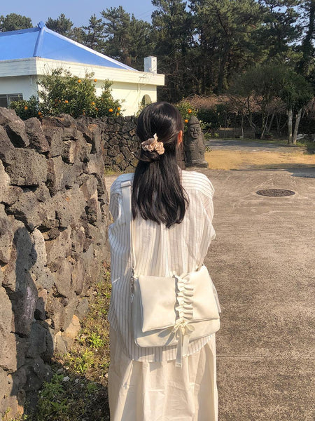 [ovuni] RUFFLE ENVELOPE BAG IVORY