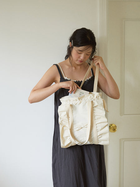 [ovuni] RUFFLE DRAWSTRING BAG (Ivory)