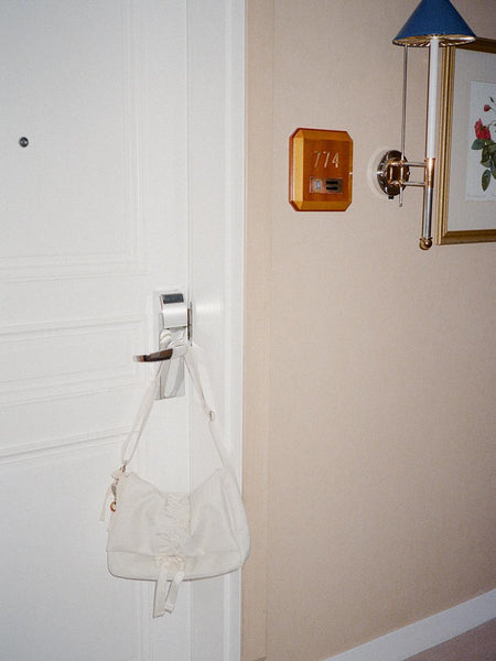 [ovuni] RUFFLE ENVELOPE BAG IVORY