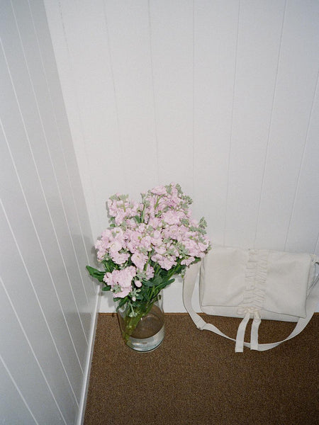 [ovuni] RUFFLE ENVELOPE BAG IVORY