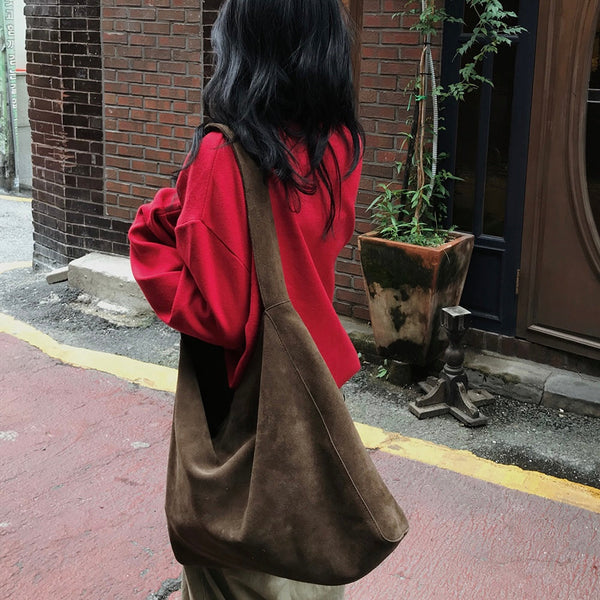 SLOWAND LENTO 棕色真牛皮麂皮肩袋背面上身照，配紅色上衣，展示袋身輪廓
