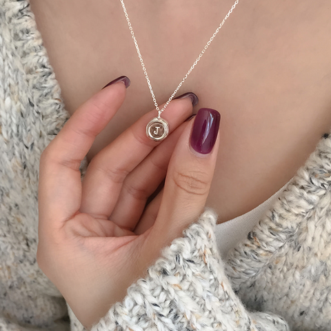 [moat] Circle Initial Necklace [a-z] (silver925)