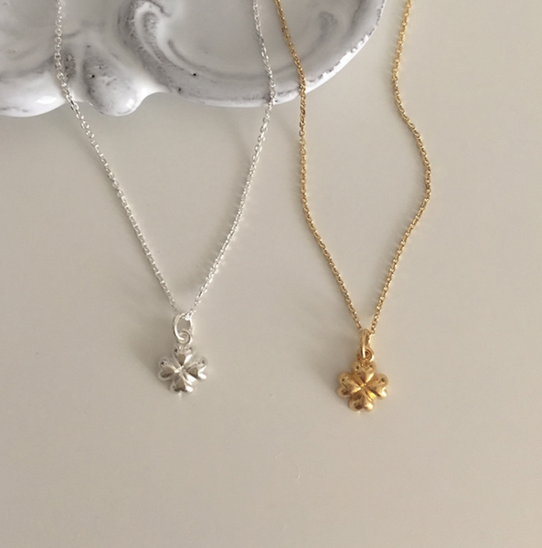 [moat] Petite Clover Necklace (Silver925)