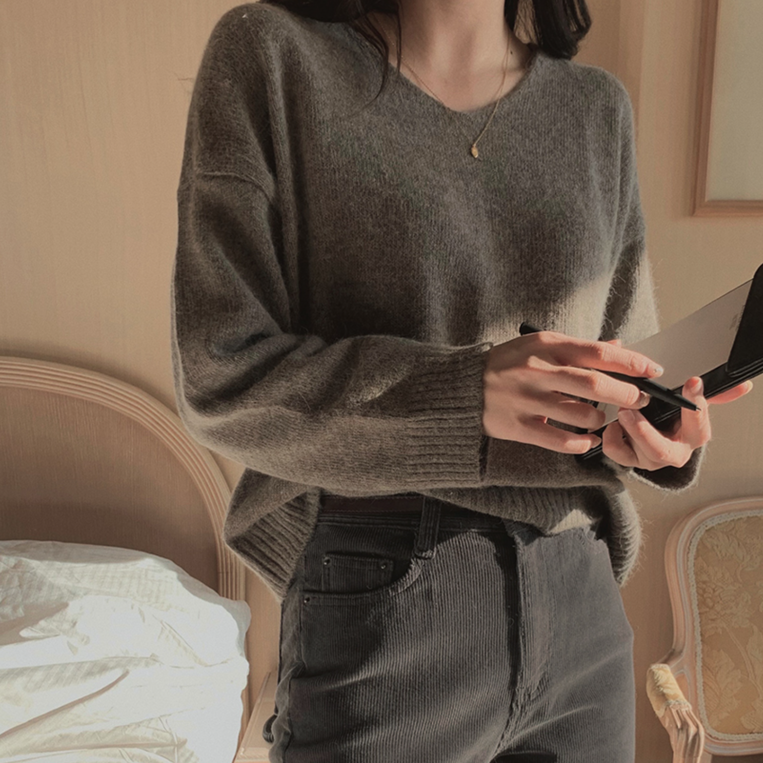 [SLOWAND] Thin Fit V-Neck Knitwear