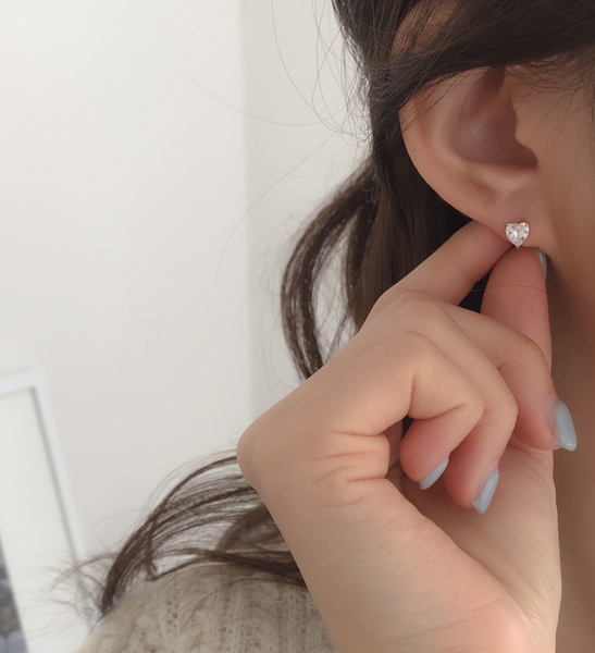 [moat] Alice Heart Earrings (silver925)