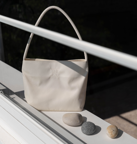 [mucu and ebony] Nearest Bag (Cream)