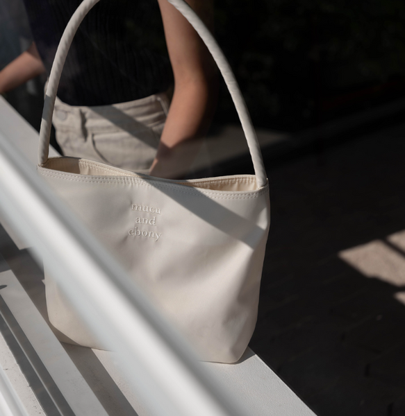 [mucu and ebony] Nearest Bag (Cream)