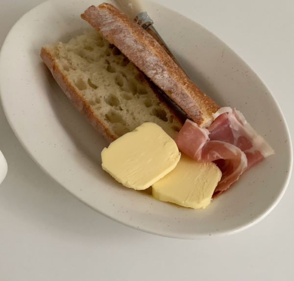 [THE ELEGANT TABLE] Cream and Pepper Plate & Mug