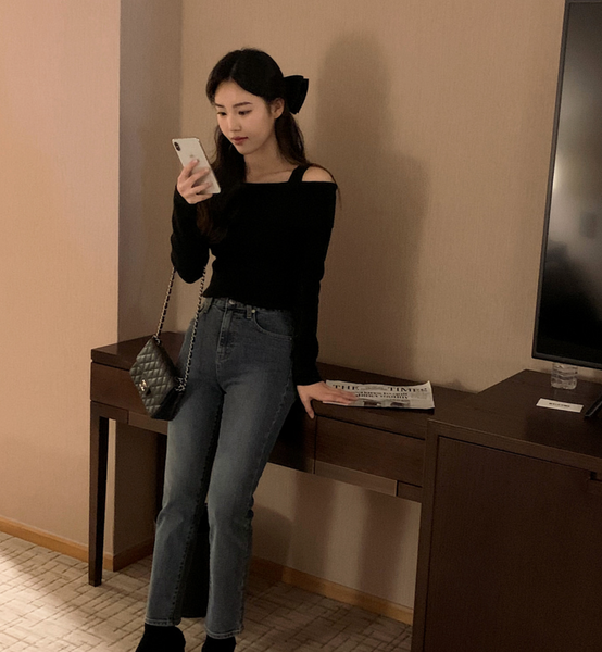 [SHOPPERLAND] Blanc Off-shoulder Knitwear