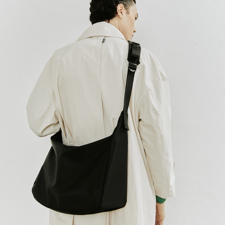 [hah] ARK BLACK MESSENGER BAG