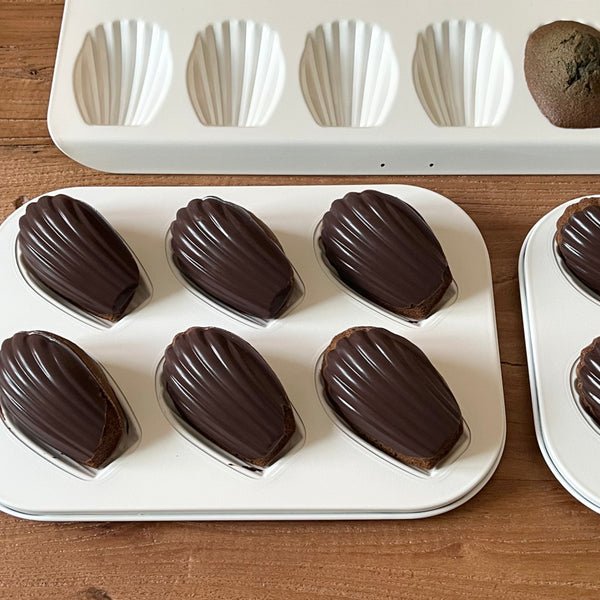 [Bracket Table] White Madeleine Baking Pan