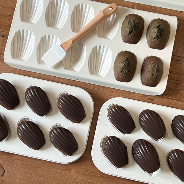 [Bracket Table] White Madeleine Baking Pan