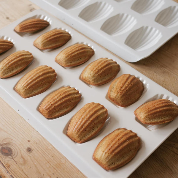 [Bracket Table] White Madeleine Baking Pan